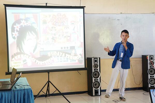 saat presentasi finalis poster design @syahrulmalik_d dari SMP IT Adzkia