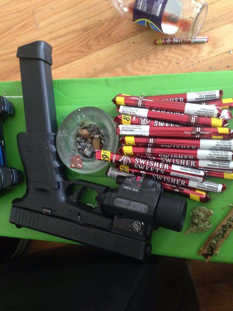 on X: "Fake Ass Gun. U a hoess Ass nigga Lil Reese “@LilReese300: Glock 19  wit dat red light dats anyway...#300 http://t.co/vjgB0J9tS0”" / X