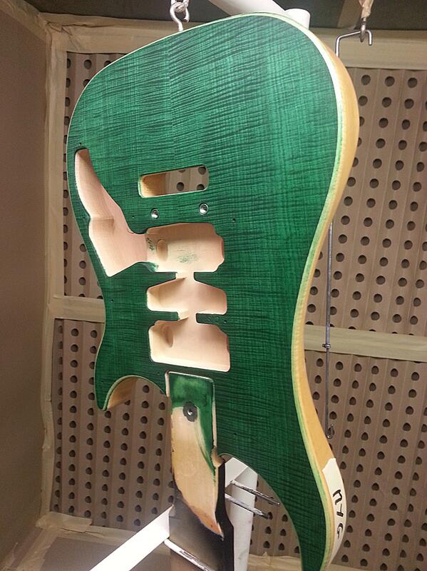 @Tina_Guitare Her new #Excalibur Special at its first painting step (Mysterious Green), still the brust to do.