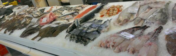 robdeves's tweet image. Despite the bad weather, still a full range of fresh, local fish at Market Plaice in Plymouth #eatmorefish #Plymouth