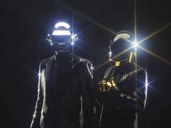 elmundoes's tweet photo. ¿Quiénes están detrás de los cascos de Daft Punk? Lo cuenta @julian_ruiz  http://t.co/LgQlZcc4x7 http://t.co/NtbDsIqp2S