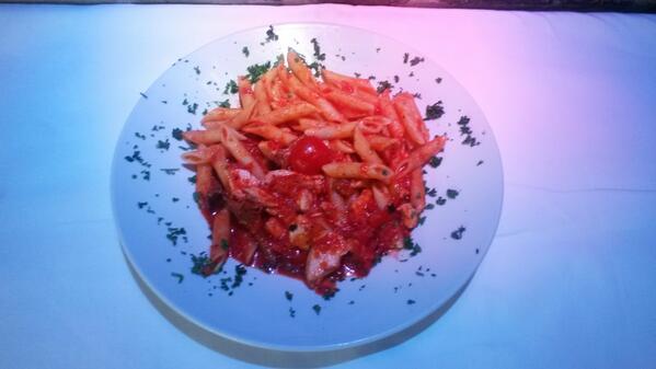 FuxiaRestaurant's tweet photo. #platdujour par Mathilde Andre  ! #italien #pâtes #pennes #poivronsverts #girolles #poulet  #tomates http://t.co/j1zkeDLzbq
