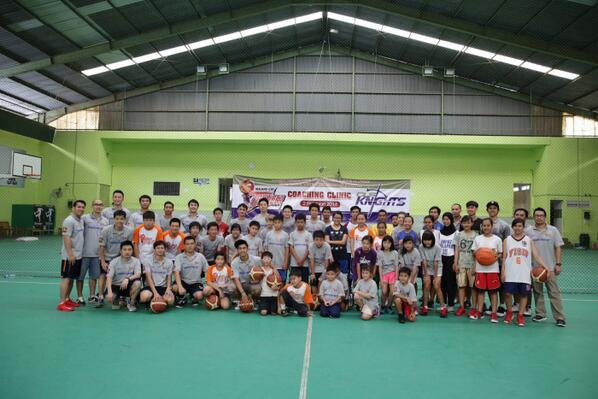 KnightsSociety's tweet photo. RT @MCThunder7: Foto bersama keluarga besar @MCThunder7, pemain-pemain @clsknights, KS, dan peserta coaching clinic. http://t.co/dQMMUg3drV