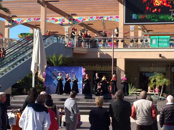 Guiris bailando sevillanas. Oh my god...
#englishpeoplezenia <a href="/Eventual_SL/">Eventual</a>