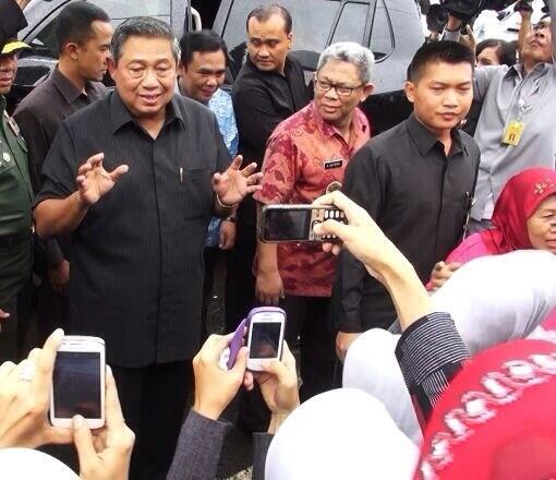 SBYudhoyono's tweet photo. "Yg sabar dulu ya, masih banjir. Doakan supaya cepat reda. Salam untuk keluarga," pesan Presiden pd warga Pekalongan http://t.co/jxoNSnzRF8