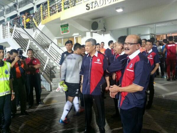 PDRMsia's tweet photo. YB MDN @Zahid_Hamidi diiringi KP P.Pinang menyaksikan perlawanan bola sepak antara PDRM FC vs PBAPP FC di P.Pinang http://t.co/3p3UpvmRJb
