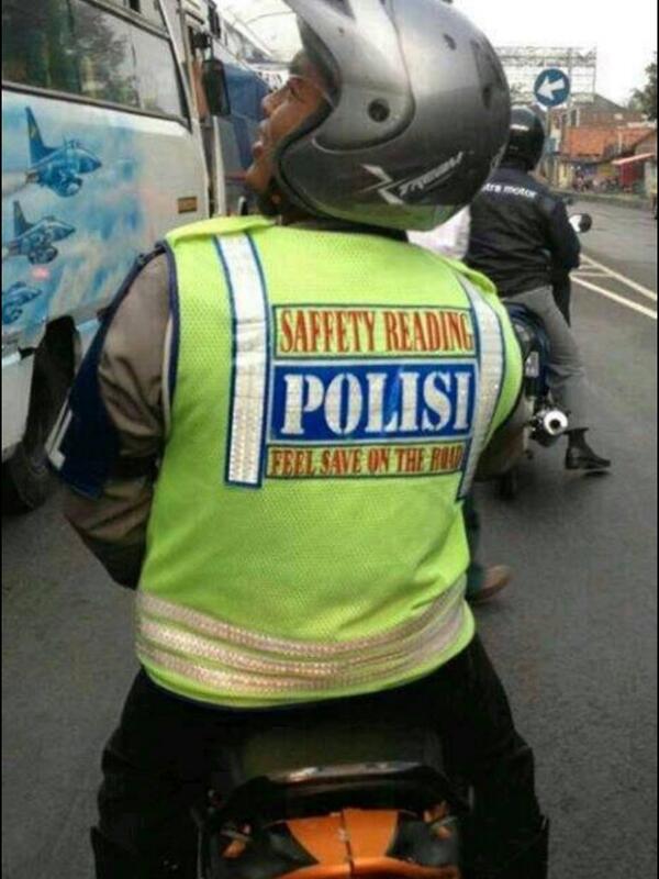 RollaasPVJ's tweet photo. Jangan cuma ketawa. Ayo bantu polisi membaca, eh, berbahasa secara benar... http://t.co/3DzEkEg2hE