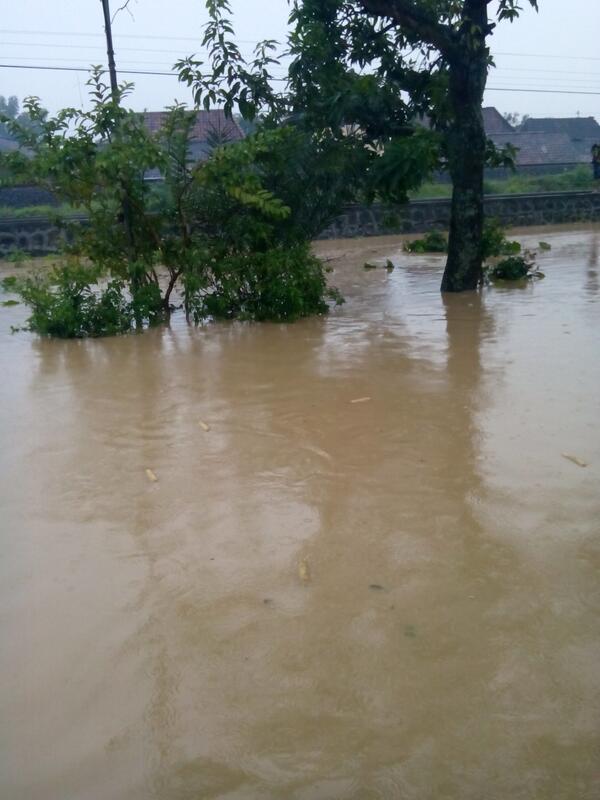 b3ntoo's tweet photo. @infokabkendal melu posting banjir sudipayung min :-) #BanjirKendal http://t.co/D5G3EHjXQj