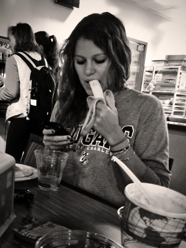 CofCBananas's tweet photo. “@yamshak: @CofCBananas get it real deeeep. @Nadiaklin http://t.co/6HIeXt8EGQ” #multitasking