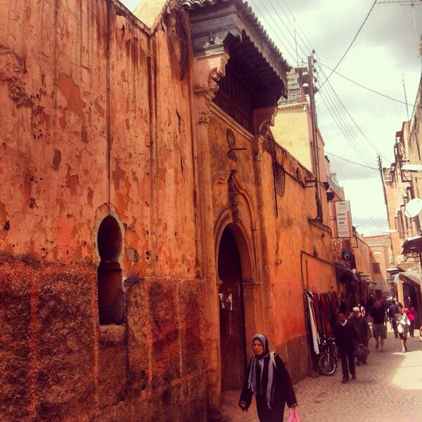 oshroeva's tweet photo. Marrakesh streets.. За такими старыми стенами прячутся роскошные особняки и фонтаны..контрасты..просто сказка! http://t.co/EkntaqAgAz