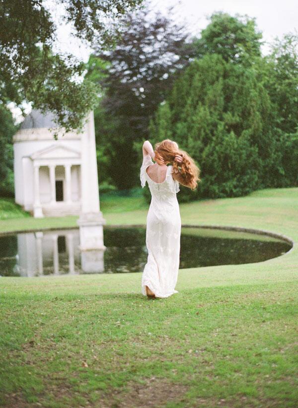 Otra forma de entender cómo es una novia. Es el Universo <a href="/Otaduy_official/">Otaduy</a> Foto <a href="/VaronaMiguel/">Miguel Varona</a> otaduy.co/universo-otadu…