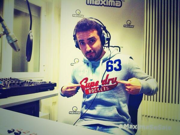 davidalvarezfm's tweet photo. En directo en @maximafm_radio una tarde más ;) Hoy muy calentito con mi sudadera @SuperdrySpain ;) #MaximaSeSale http://t.co/LSKKtIucui