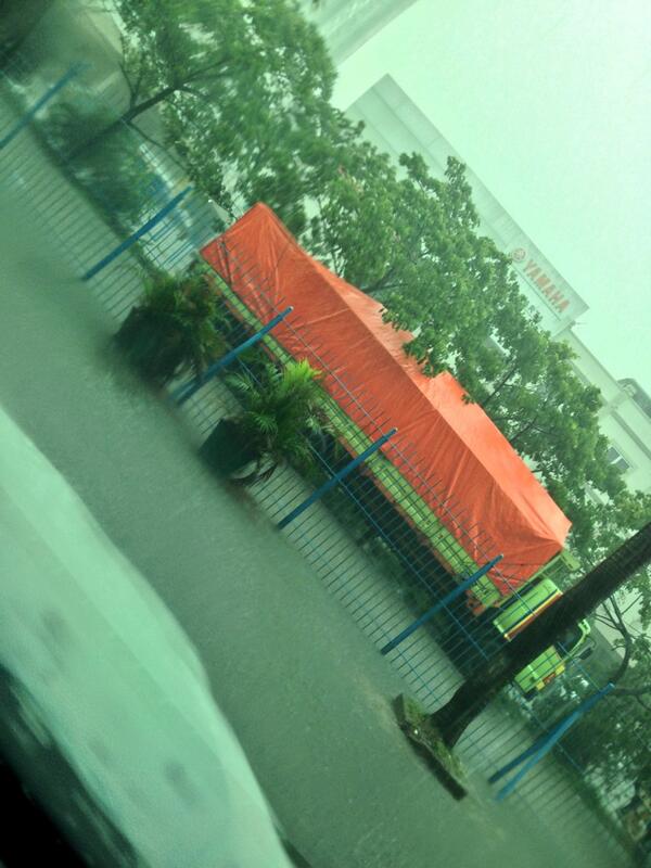 Air mulai tergenang sekitar rukan permata ancol