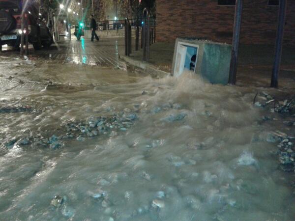 EmergCordoba's tweet photo. Inundación Barrio Fátima. Se localiza el problema en Avenida Virgen de Fátima 2. P. Local regula el tráfico en zona. http://t.co/XkoDP7KkYi