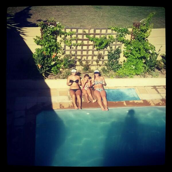 linkidutoit's tweet photo. Lekker dag agter die rug!! @Chrisnaa03 #swem #tan #nuweflat #home #annica #happydays #friends #susters ♥ http://t.co/LIRf0dPYyF