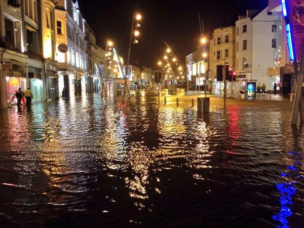 Corks96FM's tweet photo. Picture of Patrick Street taken by @MrJustinMac #corkfloods http://t.co/J7vKcMarp2