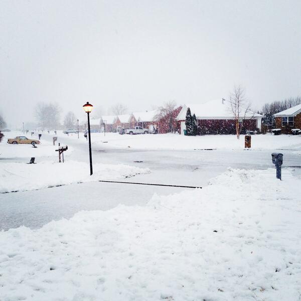 MrsLARicherson's tweet image. Ten minutes ago the driveway and street were clear #Louisville #snowday #snowisevil @JudeRedfield @MarcWeinbergWX