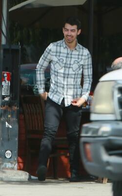 JonasForSure's tweet photo. Joe and Garbo out in LA today. http://t.co/BzTb0UyjoN