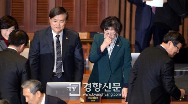 윤진숙 해양수산부장관이 오늘 국회에서 “여수기름 유출사고 1차 피해는 GS칼텍스, 2차 피해는 어민”이라고 말했습니다. 오늘도 '웃음'을 보여 의원들에게 질타를 받았습니다goo.gl/Ag1OlB