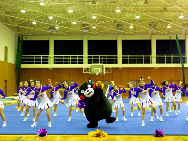 梅花女子大学 日々はんなりキャンパス Sur Twitter くまモンと梅花女子大学チアリーディング 部とのコラボが実現 2 9 日 なんばの湊町リバープレイスでの くまモンファン感謝デーin大阪 に チアが出演 くまモンとコラボ演技も披露 キャンパスでの特訓の成果を