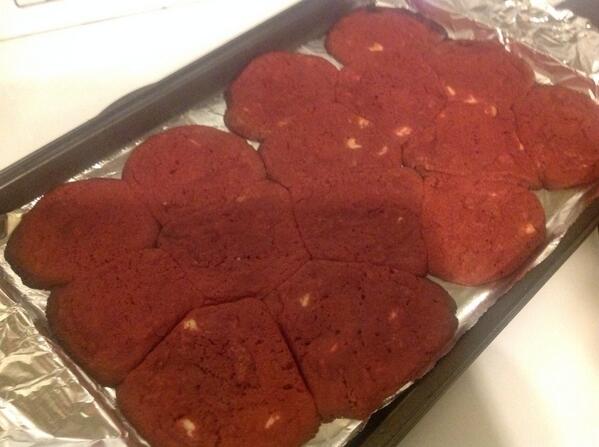 tpeters007's tweet image. I have no idea how to bake #helpmom