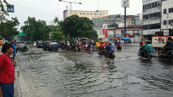 AhauHS's tweet photo. @lewatmana @TMCPoldaMetro De javu, banjir 2014 lebih parah dibanding banjir 2013. Samanhudi banjir merata 10-30 cm. http://t.co/Jndj2nLBsq