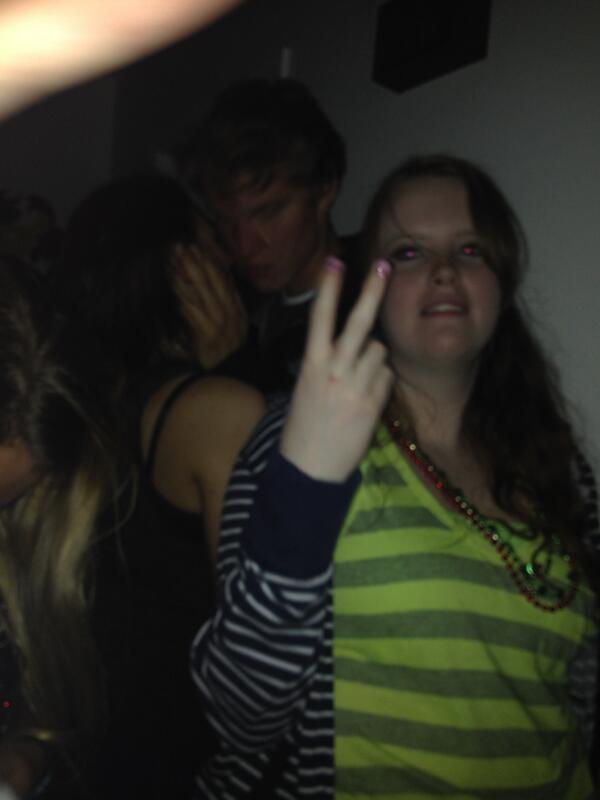 TCNJmakeout's tweet photo. deuces http://t.co/jWUjoSJbLQ