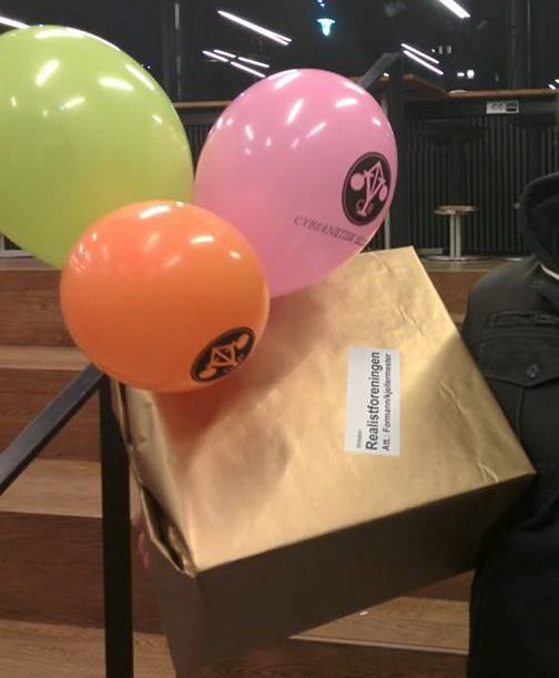 cybernetisk's tweet photo. Vi hørte at våre venner borte hos @RF_UiO har fått ny kasse. Så vi fant ut at vi måtte gi den en innflytningsgave. http://t.co/jcIrkiidnK
