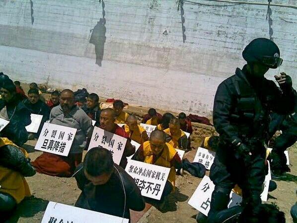 ChineseJapanese's tweet photo. TT @hu_jia 源自中共的兽性。 The brutality comes from the commies.

@Uyghurspeaker: 中国的兽行 http://t.co/10Anp9iw8l China's brutal acts.