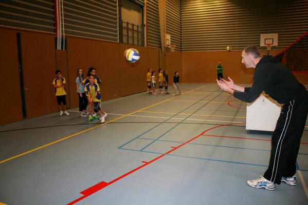 MennoGarrett's tweet photo. @richardschuil gaf samen met Casper Groenhuizen op 15 januari een clinic aan de jeugd van @sv_west. #volleybal http://t.co/TAyzZyWXkm