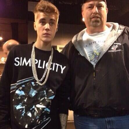 biebersvodkas's tweet image. can you imagine running your fingers through that new haircut