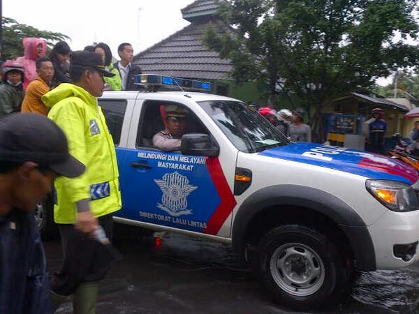hananto13's tweet photo. "@TMCPoldaMetro: 12:58 Petugas membantu masy.yg akan menyebrang akibat genangan air di dpn citraland Jakbar http://t.co/a0F2WH1PsU"