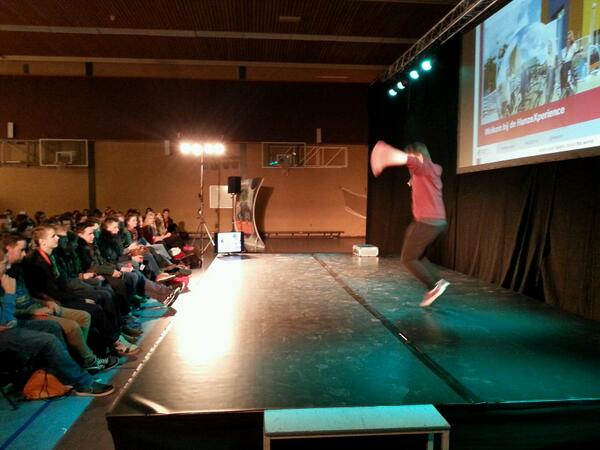 JosienJB's tweet photo. De bezoekers van de #hx2014 weten zichzelf prima te vermaken. Dancebattles @hanze !!! http://t.co/E9mEx6lSNW
