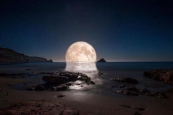 _Paisajes_'s tweet photo. Reflejo de luna llena sobre Xerokampos, Grecia. http://t.co/z3kZbfv6YI