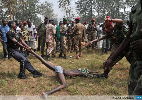 Bangui: des soldats lynchent un ex-rebelle présumé à la fin d’une cérémonie officielle u.afp.com/pjF #AFP