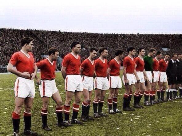 TransferTavern_'s tweet photo. On this day ln 1958 the Busby Babes lined up for a match vs Red Star Belgrade. 

#BusbyBabes #MUFC #LeastWeForget http://t.co/e7pNhJWZX7