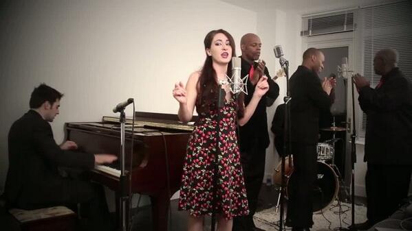 Cooperativa's tweet image. [CooperativaTV] Así suenan Pitbull y Ke$ha al ritmo de los 50 bit.ly/MsJTbx