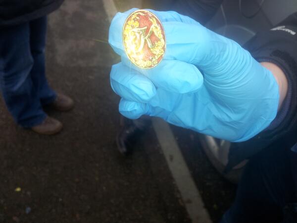 MDraytonCops's tweet photo. Recognise this cuff link set? Taken from a male arrested for burglary. If you recognise this item call 101 http://t.co/BCR5Gr31Jl