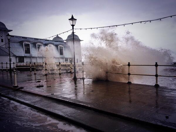 The waves are hammering in at <a href="/PenarthPavilion/">Penarth Pier Pavillion</a>  
#storm #Penarth #Cardiff