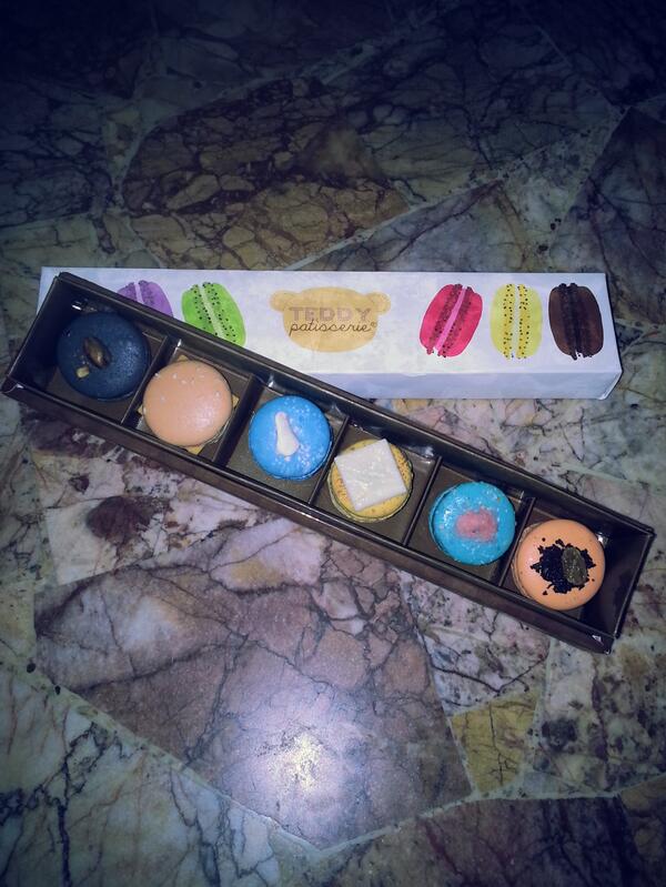 ChenNovia's tweet photo. Finally I got my favorite macarons...... super duper like this... #realfrenchmacaron @TEDDYBEARYLAND http://t.co/tVXKBO4i7Q