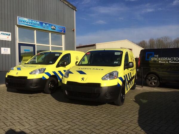 In samenwerking met <a href="/mh_autoschade/">M&H autoschade</a> 2 ambulances gespoten en beletterd