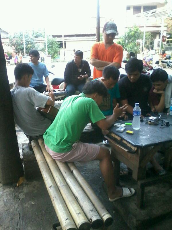 abiigelglory's tweet photo. Sore ditaman Mardani wit manteman yuhuu.. :D http://t.co/sVu1t6VorW