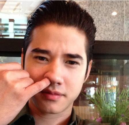 RezkySubroto's tweet photo. Ngupil dulu ah http://t.co/8lL9Gb9k1V