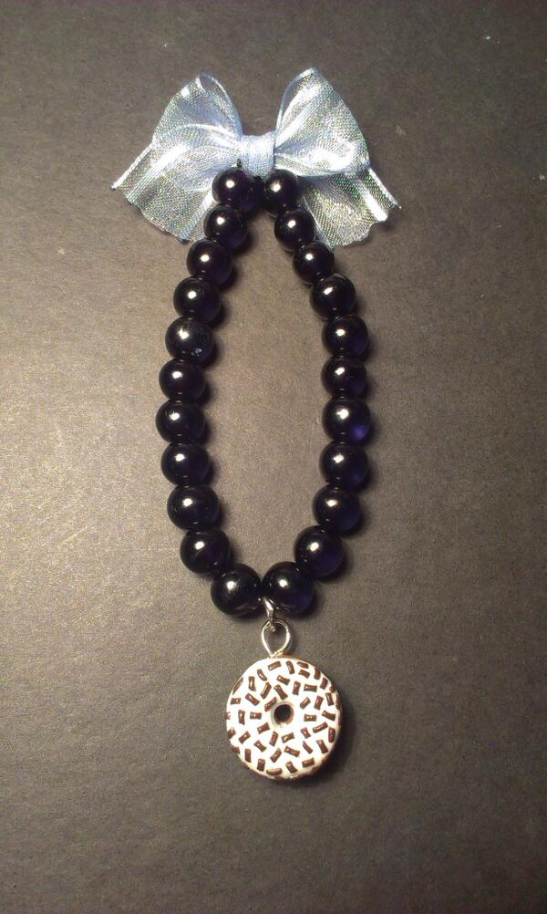 Sweetdreamsmimi's tweet photo. Pulsera negra con donut, 4€ http://t.co/tokCY8RKef