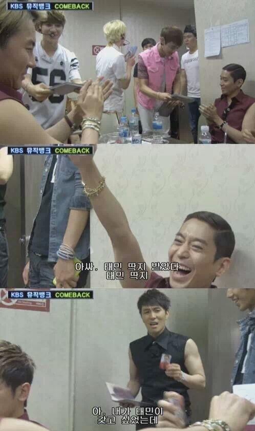imlololovely's tweet photo. 신화에게 후배아이돌의 포토카드란 http://t.co/Z1b9upc5Ln