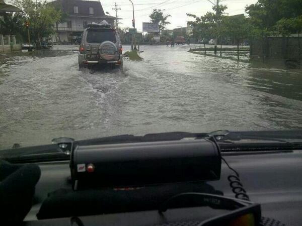 panther_mania's tweet photo. Rute #banjir #juwana #pati ditembus #PMers #joglosemar http://t.co/CnwIZjxgRr