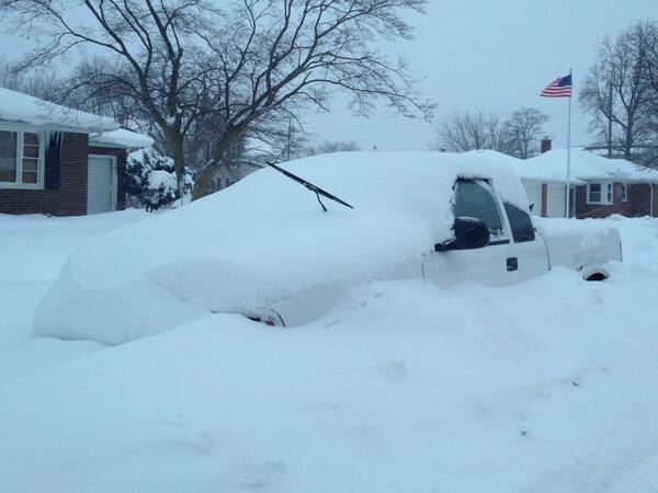 eTruth_Photo's tweet image. I don&apos;t think having the wiper blade up is going to help when digging this truck out. #Elkhart #plowproblems