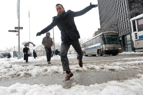 бежит и падает. мужик идет и падает. люди зимой на улице. человек падает на льду. человек падает зимой.