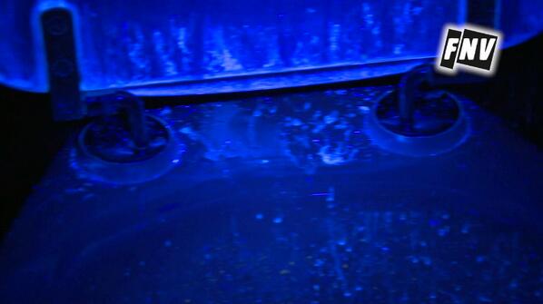 Jan Kuitenbrouwer On Twitter Uv Licht Maakt Sporen Zichtbaar Van Urine Ontlasting Bloed Zweet En Sperma Zo Ziet Een Ziekenhuis Wc Eruit Iewl Http T Co 0zeahwyvi3