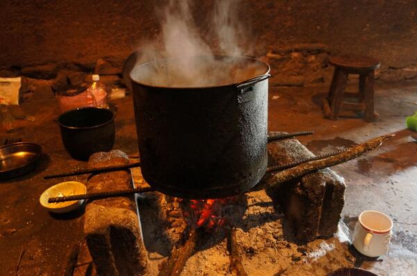 ProgramaViva1's tweet photo. Así es como cocinan en San Sebastián ayúdanos a construirles estufas que no pongan en riesgo su salud. http://t.co/7TM6gzfMer